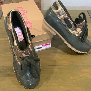 These are camo rain shoes. Only worn 1 time.